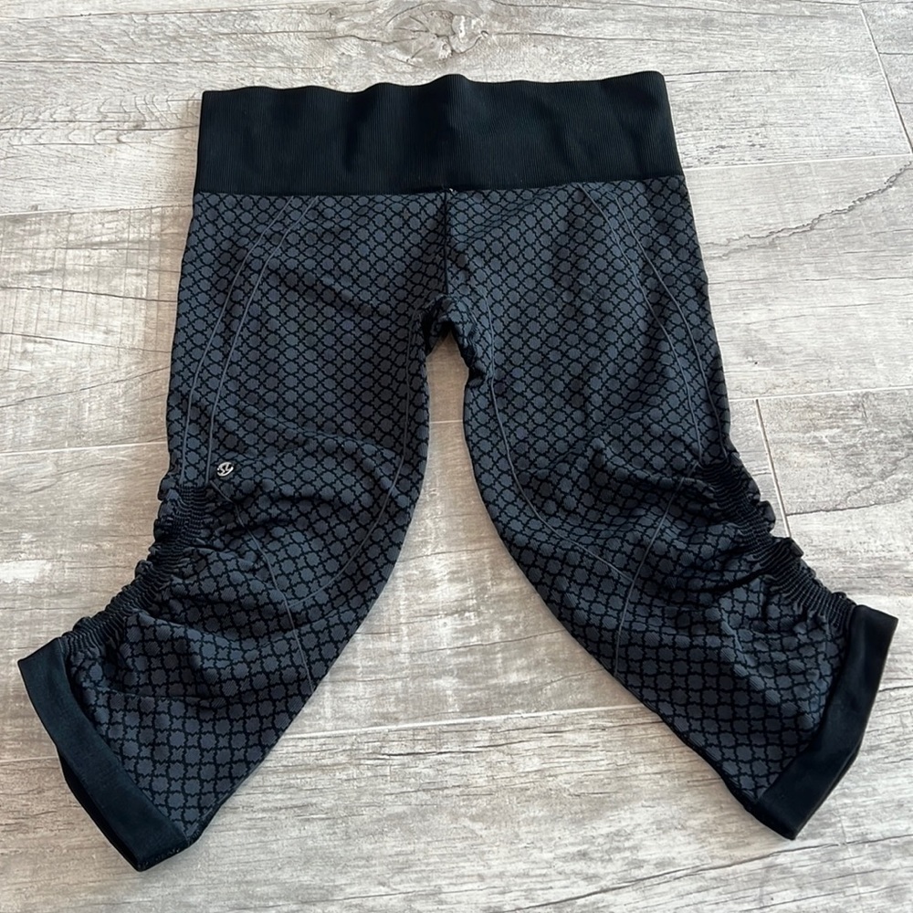 Like New Lululemon Cropped Leggings - Picture 2 of 12